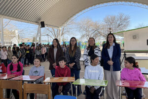 La Presidente Municipal Edith Escarcega entrega mobiliario a escuelas de Nuevo Casas Grandes. Donación de Ciudad Juárez beneficia a estudiantes.