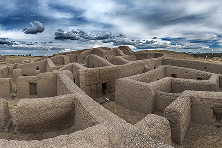 Descubre las 5 zonas arqueológicas de Chihuahua: Paquimé, Cueva de la Olla, Cuarenta Casas, Huápoca y Cueva Grande. ¡Vive el equinoccio en estos sitios históricos!