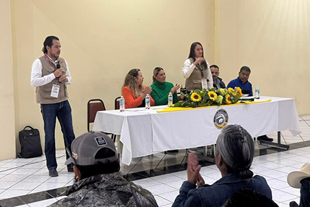 El programa "La Escuela es Nuestra" beneficiará a 83 planteles en la región noreste de Chihuahua. Recursos para mejorar instalaciones y servicios.