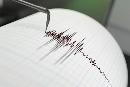 Descubre qué causa los terremotos y cómo el movimiento de las placas tectónicas genera estos fenómenos naturales. Aprende sobre hipocentro y epicentro.