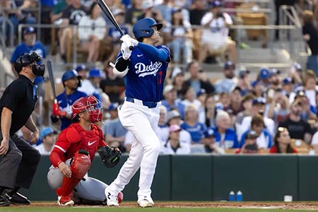 Shohei Ohtani debutó en el spring training con un jonrón ante Yusei Kikuchi, demostrando su poder ofensivo con los Dodgers de Los Ángeles.