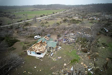 Una tormenta monstruosa con tornados violentos ha dejado al menos 32 muertos en el centro y sur de Estados Unidos. Hogares destruidos, escuelas arrasadas y comunidades devastadas. Conoce los detalles de esta tragedia.