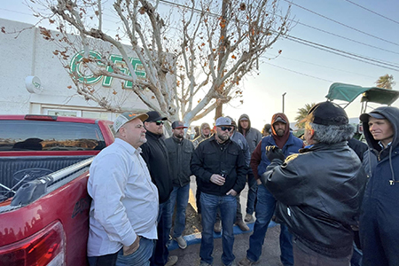 Productores agrícolas toman instalaciones de CFE en Chihuahua tras incumplimiento de acuerdos. Exigen detener cortes de energía en pozos agrícolas.