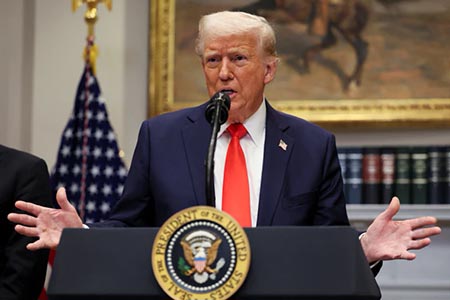 El presidente Trump ha pausado la ayuda militar a Ucrania luego de su altercado con Zelensky. La medida busca asegurar que la ayuda contribuya a la paz y que los aliados internacionales se comprometan a una solución efectiva del conflicto.