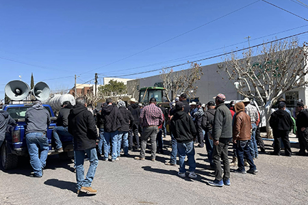 Usuarios de CFE en Nuevo Casas Grandes ya pueden pagar sus recibos pese a la manifestación de productores. La protesta continúa de manera pacífica.