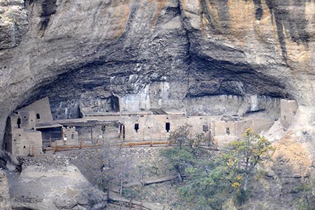 Descubre Cuarenta Casas, un fascinante sitio arqueológico en Chihuahua. Ubicado en la Sierra Madre Occidental, este lugar alberga impresionantes construcciones de adobe y techos de palma, integradas en cuevas naturales. 