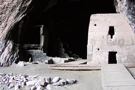 Descubre Cueva Grande, un sitio arqueológico en Chihuahua con impresionantes cuevas y estructuras de adobe de la cultura Paquimé.