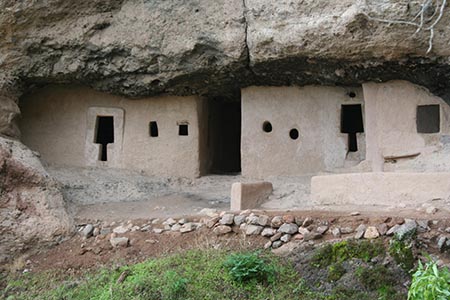 Descubre Huápoca, un sitio arqueológico en Chihuahua con impresionantes cuevas y estructuras de adobe de la cultura Casas Grandes.