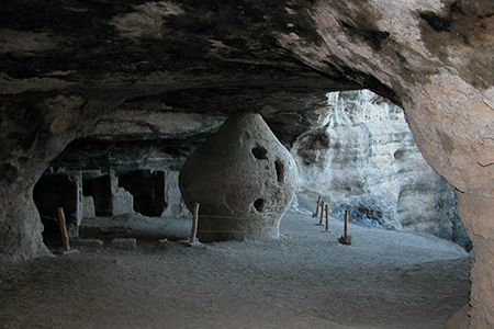 Descubre la fascinante Cueva de la Olla en Chihuahua, un sitio arqueológico con más de 5,500 años de antigüedad. Este lugar, ubicado en el Valle de las Cuevas, alberga un impresionante granero circular y estructuras de adobe que te transportarán al pasado prehispánico. 