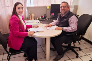 La directora de Educación de Nuevo Casas Grandes, Alejandra Chinolla Pérez, viajó a Chihuahua para gestionar apoyos y proyectos que beneficien a las escuelas del municipio