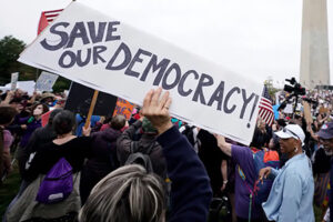 Nuevas protestas masivas recorrieron EU contra Donald Trump, con acciones simbólicas como banderas invertidas en San Francisco. El movimiento 50501 busca convertir el descontento en fuerza electoral.